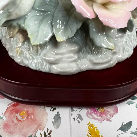๐SOLD๐ Vintage Fluttering HUMMINGBIRDS Ceramic Music Box Plays "Close to you" - Picture 12 of 17